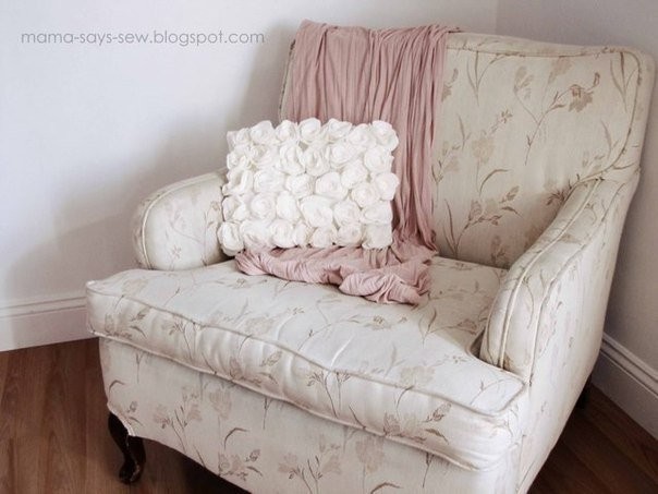 Wonderful DIY Felt/Fleece Rose Pillow