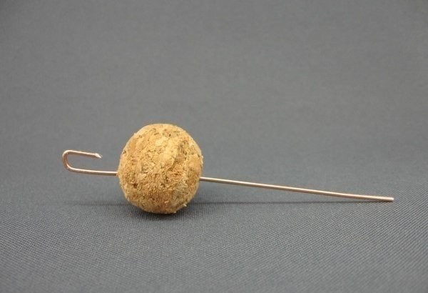 Make your own funny cat of corks, wire and threads