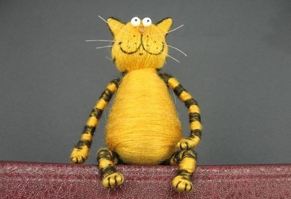 Make your own funny cat of corks, wire and threads. A simple souvenir