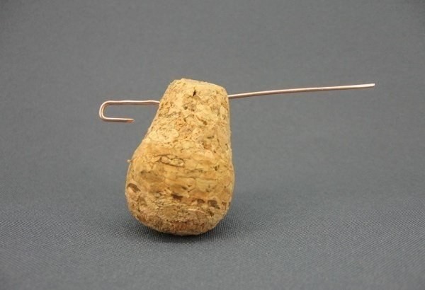 Make your own funny cat of corks, wire and threads