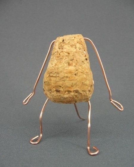 Make your own funny cat of corks, wire and threads. A simple souvenir