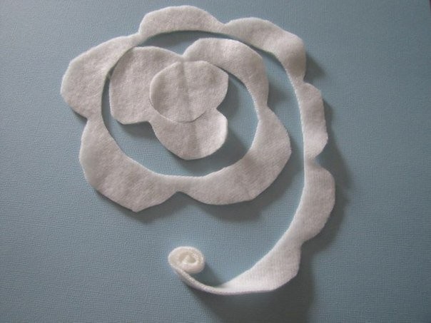 Wonderful DIY Felt/Fleece Rose Pillow