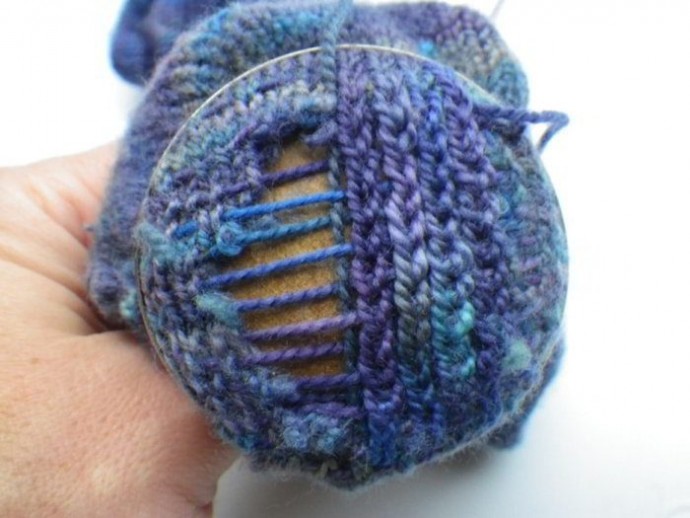 Using a darning mushroom to weave in ends