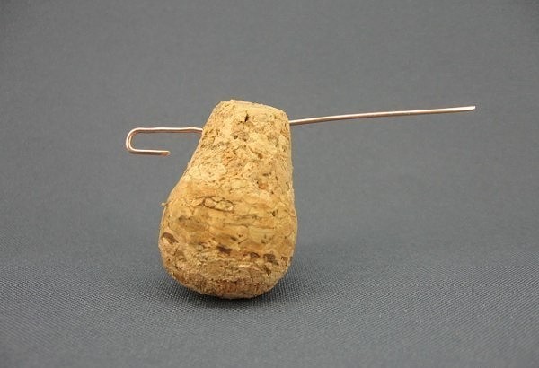 Make your own funny cat of corks, wire and threads. A simple souvenir